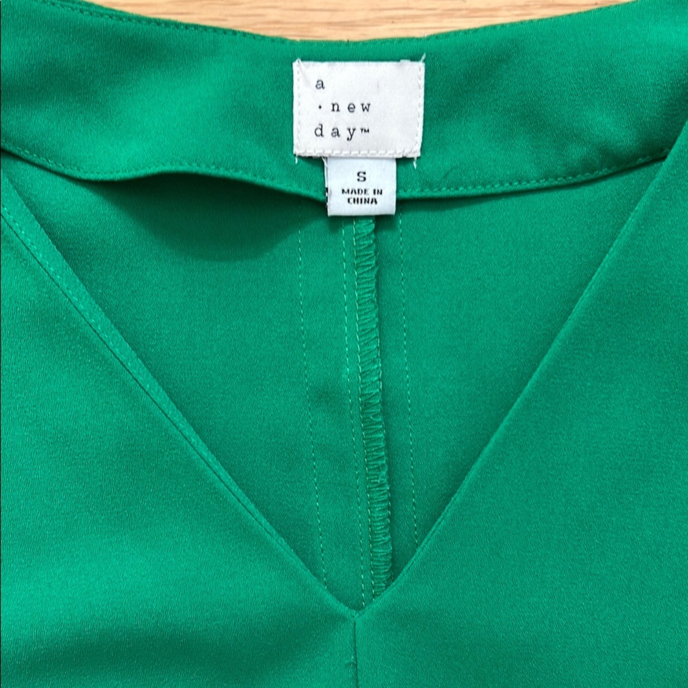 A New Day Vibrant Green V-Neck Top - Picture 2 of 9